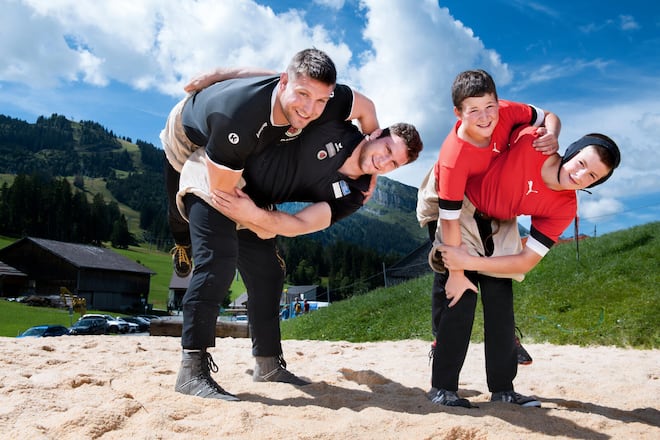 Königscamp für Jungschwinger, mit Brüder Armon und Curdin Orlik , Berggasthaus Oberdorf, Wildhaus, 2. August 2022, v.l. Curdin, Armon, Remo Fuster (12 Jahre) und Daniel Gasenzer (12 Jahre)