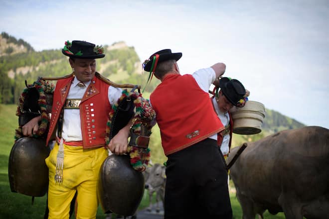 Die Familie Dietrich faehrt hoch zur Alp Riglen ueber die alte Schwaegalpstrasse, am Dienstag, 23. Mai 2017, in Urnaesch. (KEYSTONE/Gian Ehrenzeller) The Dietrich farmer family is on its way during the "Alpfahrt" – the ceremonial driving of cattle to the alps – on Tuesday, Mai 23, 2017, in Urnaesch, canton of Appenzell Ausserrhoden, Switzerland. (KEYSTONE/Gian Ehrenzeller)