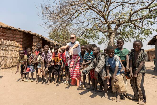 SRK Manuela Frey bei Alice Chanza. Manuela macht sich ein Bild über die Erfolge der WASH-Kampagne und hilft im Alltag mit. Ort: Alufeyo Mbale Village, Malawi. Foto: Bernard van Dierendonck