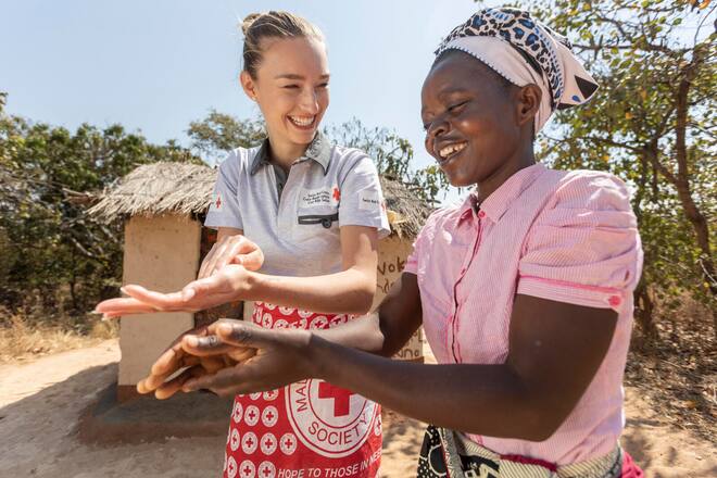 Korrekt Händewaschen mit dem Tippy Tapp vor der Latrine. SRK Manuela Frey bei Alice Chanza. Manuela macht sich ein Bild über die Erfolge der WASH-Kampagne und hilft im Alltag mit. Ort: Alufeyo Mbale Village, Malawi. Foto: Bernard van Dierendonck