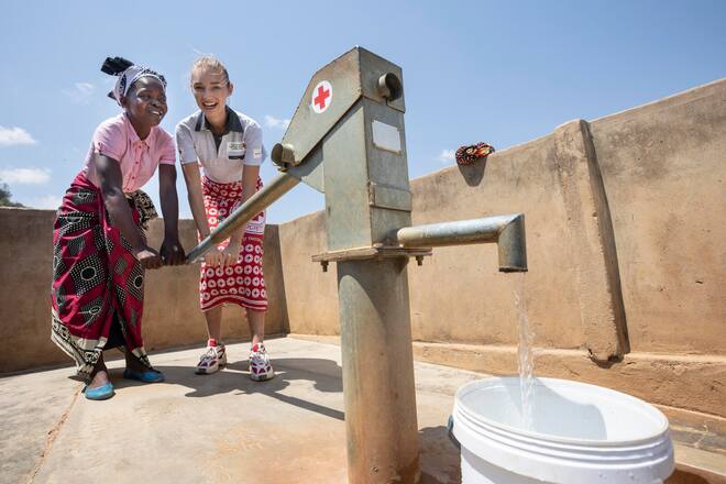 SRK Manuela Frey bei Alice Chanza. Manuela macht sich ein Bild über die Erfolge der WASH-Kampagne und hilft im Alltag mit. Ort: Alufeyo Mbale Village, Malawi. Foto: Bernard van Dierendonck