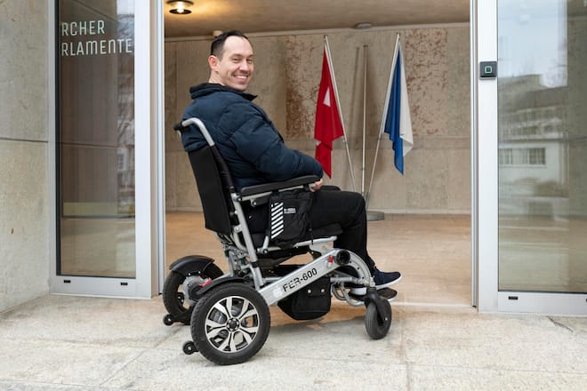 Islam Alijaj, SP-Politiker, vor dem Gemeinderatssaal in der Bullingerkirche