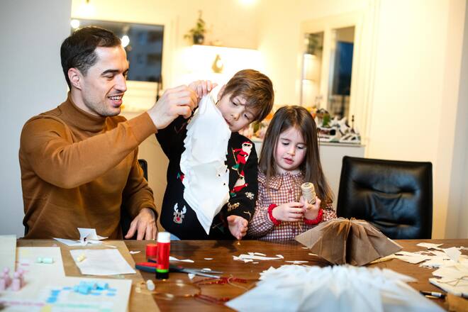 Max Heinzer Schweizer Sportfechter, Weihnachtsvorfreude mit Familie, Ehefrau Janique und Kinder Mael, Mahina (Mädchen) und Lou (Baby) zu Hause in Küssnacht am Rigi, 14. Dezember 2023