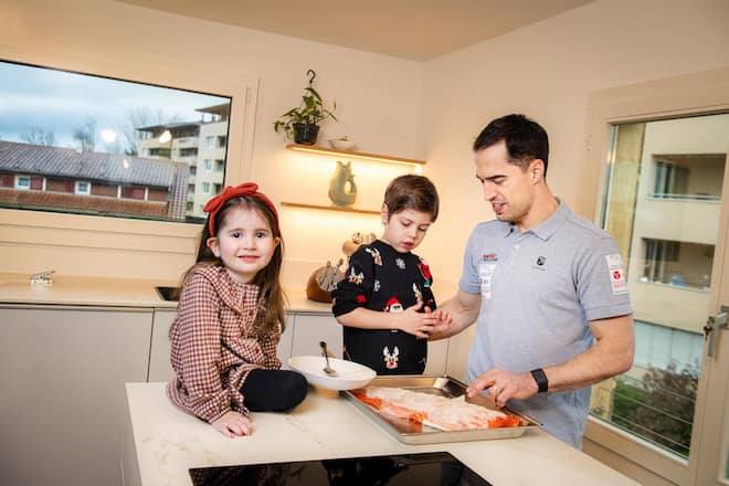 Max Heinzer Schweizer Sportfechter, Weihnachtsvorfreude mit Familie, Ehefrau Janique und Kinder Mael, Mahina (Mädchen) und Lou (Baby) zu Hause in Küssnacht am Rigi, 14. Dezember 2023