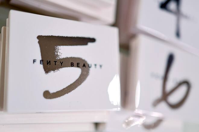 Managerinnen STYLE 01/24 Celebrity SIMI VALLEY, CALIFORNIA: In this image released on November 9, Fenty Beauty by Rihanna is seen during Rihanna's Savage X Fenty Show Vol. 4 presented by Prime Video in Simi Valley, California; and broadcast on November 9, 2022. (Photo by Matt Winkelmeyer/Getty Images for Rihanna's Savage X Fenty Show Vol. 4 presented by Prime Video)