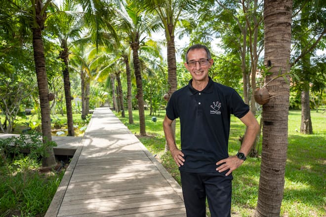 Der Fotograf Hannes Schmid hat in Kambodscha das Hilfswerk Smiling Gecko gegruendet mit dem Farmhouse Resort und neu einem Kulturzentrum GONG eroeffnet. Daniel Ruprecht ist GM vom Resort. Bild © Remo Naegeli