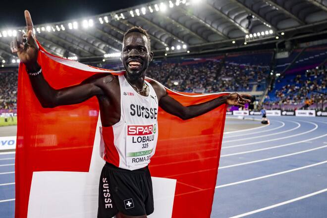 Gold medalist Dominic Lobalu of Switzerland celebrates during the men's 10000 meters final at the European Athletics Championships, in the Olympic stadium, in Rome, Italy, Wednesday, June 12, 2024. (KEYSTONE/Jean-Christophe Bott)
