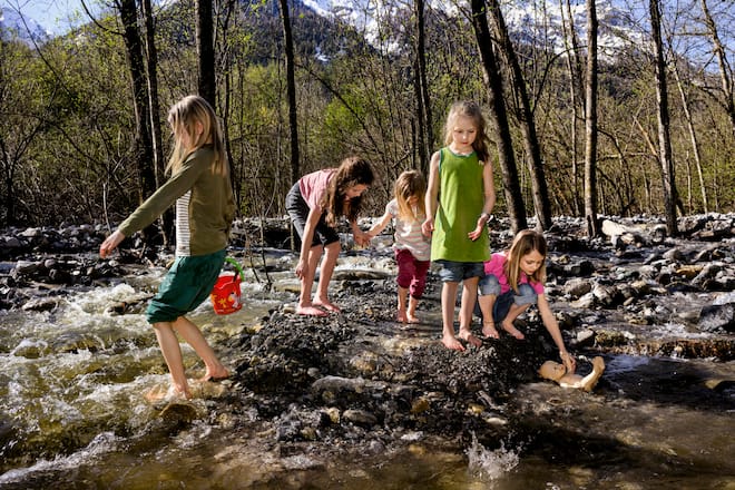 Tim Krohn, Schriftsteller, Reportage in seinem Zu Hause in Sta. Maria Val Muestair, seine 4 Kinder, seine Ehefrau Micha, Kinderbuchautorin, Proben mit Martina Linn, Garten, Atelier, Kueche, Val Muestair, 2024, Fotos: Geri Born