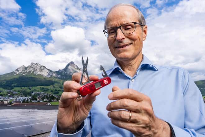 Foto: Joseph Khakshouri, 12.06.2024 Victorinox CEO Carl Elsener auf dem Dach der Firma. Das Dach ist auch multifunktional, da es eine Photovoltaikanlage hat. Ibach (SZ)