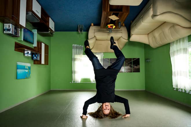 Gardi Hutter, Clownin, Beginn ihrer Tournee, Vorstellung im Theater Putbus auf Ruegen, Theaterstueck "alles Kaese", mit Organisatorin des Putkuss Festivals, Aufbau der Kulissen, Theater, Besuch der Insel Ruegen, das Haus das Kopf steht, Putbus, 2024, Fotos: Geri Born