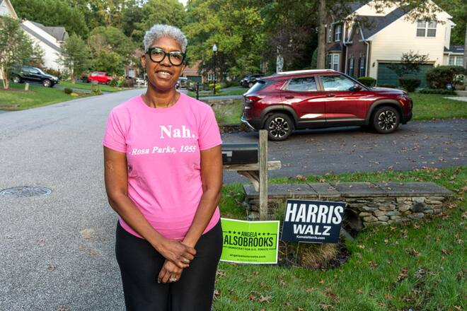 Sharon Barry, 62, vor ihrem Haus mit Kamala Harris / Waltz Vorgarten Wahlkampf Schild. Washington_DC_Sept_2014 Thema Howard University Kamala Harris Fans Text Peter Hossli Photo © Stefan Falke Stefan Falke Photography New York City www.stefanfalke.com stefanfalke@mac.com