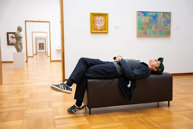 Der Schweizer Schauspieler *Julian Koechlin* ist in Kürze wieder in «Neumatt» und zudem in «Münter & Kandinsky» zu sehen. Wir besuchen ihn in seiner Heimat Basel und gehen durch die Stadt, ehe er zu seinem Bruder geht. Im Kunstmuseum Basel verbringt er zeigt mit Bildern von Paul Klee in einem Film verkörpern wird. Basel (BS)