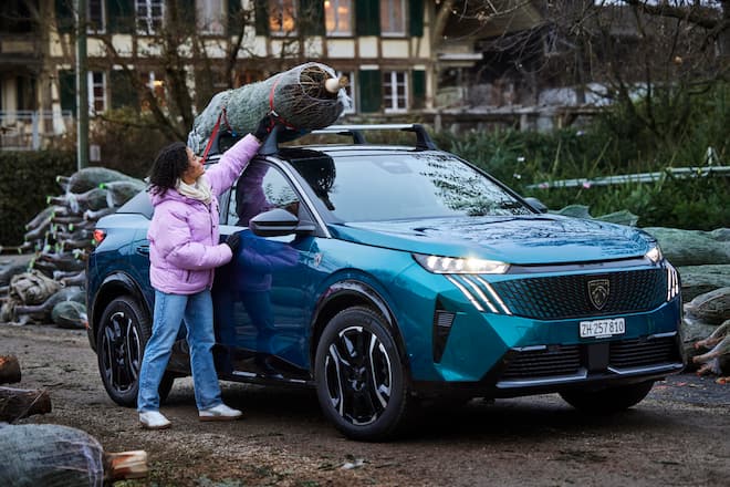 "Didi" Ditaji Kambundji Kambundji, lädt ihren Weihnachtsbaum auf ihren Peugeot. 2024 ©Marion Bernet Fotografie
