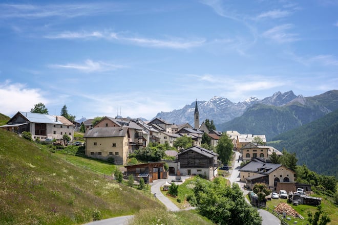Das schoenste Dorf des Jahres 2025. Guarda GR ist eines der 6 Finalisten. Bild © Remo Naegeli
