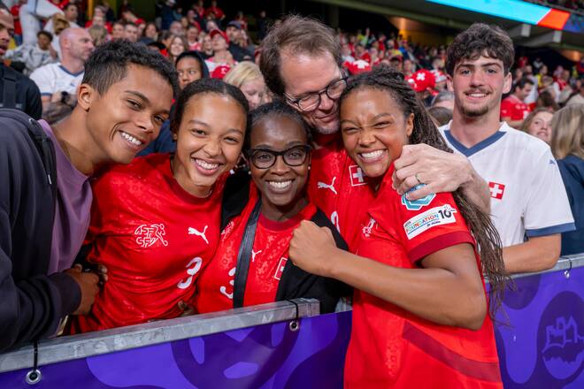 Foto: Toto Marti, 6.7.2025, Bern: Frauen Euro 2. Gruppenspiel Schweiz - Island 2:0. Leila Wandeler (SUI) mit ihrer Mutter Maty, Vater Gilles und Schwester Amina, Bruder Malick