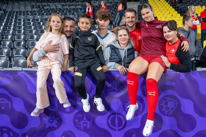Foto: Toto Marti, 6.7.2025, Bern: Frauen Euro 2. Gruppenspiel Schweiz - Island 2:0. Noemi Ivelj (SUI) mit ihrer Mutter Dragana, Vater Goran und Bruder Ivan, und Cousin, Tante und Onkel
