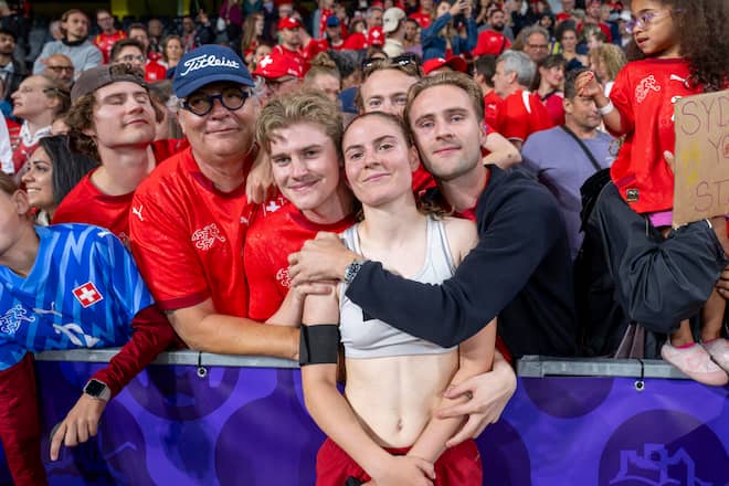 Foto: Toto Marti, 6.7.2025, Bern: Frauen Euro 2. Gruppenspiel Schweiz - Island 2:0. Smilla Vallotto (SUI) mit ihren Brüder und Vater