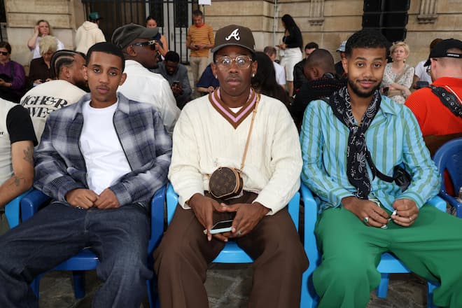 PARIS, FRANCE - JUNE 21: (EDITORIAL USE ONLY - For Non-Editorial use please seek approval fTyler, the Creator und Mustafa the Poet in der Front Row von Wales Bonner Menswear Spring/Summer 2024 an der Pariser Fashion Week. (Photo by Pascal Le Segretain/Getty Images) SI Style