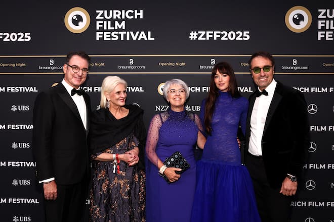 Elisabeth Baume-Schenider und Dakota Johnson tauchten zufällig im Partnerlook auf.