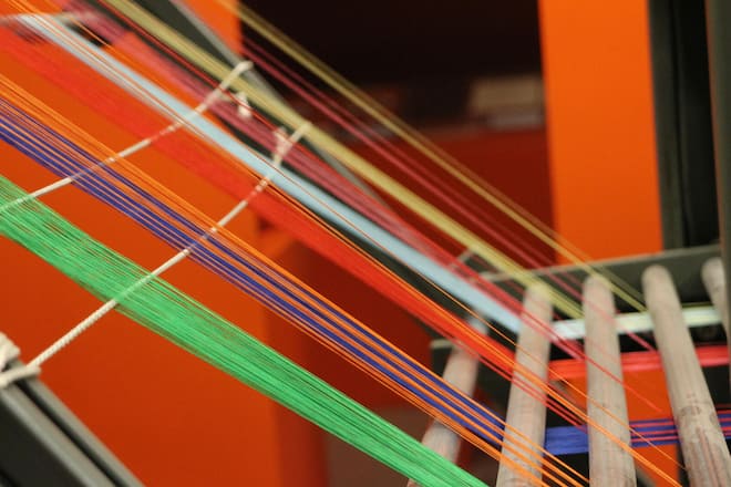 Ein Webstuhl in alter Tradition bespannt.