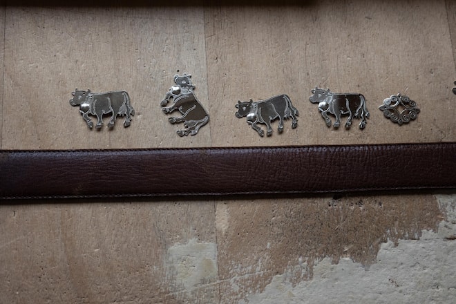 Ziselierte Appenzeller Symbole in Silber oder Messing werden noch immer von Hand aufgebracht.