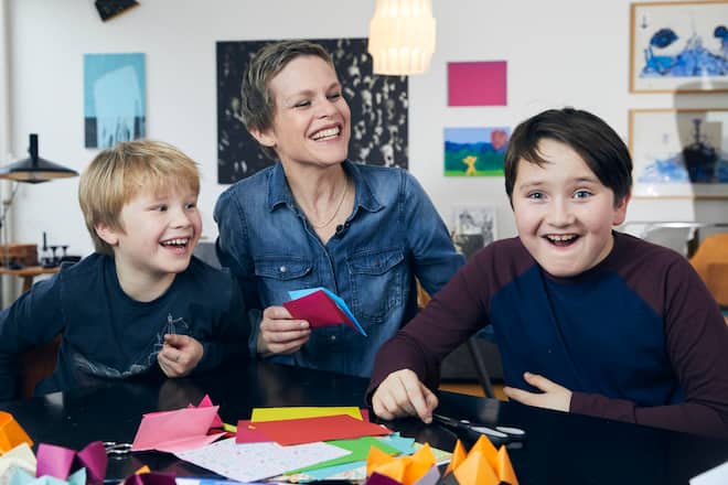 Sandra Boner, SRF Meteo Moderatorin, mit ihren Söhnen Miles und Nelson (r.) bei sich zu Hause in Solothurn, am Basteln. 29.01.2019, Foto Lucia Hunziker Bloggerin SI-online Sandra Boner