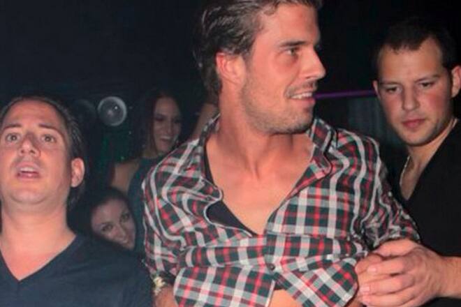 Bachelor Vujo zeigt seinen Bauch