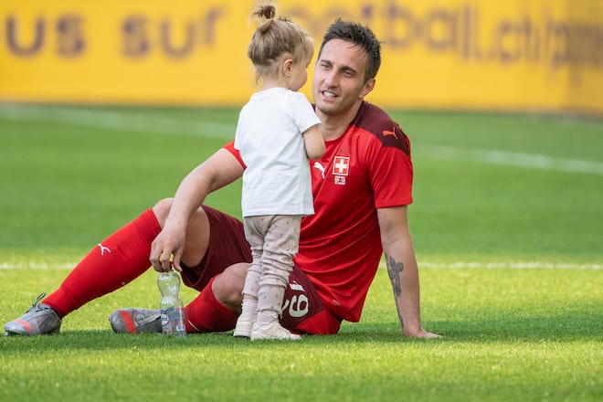 03.06.2021; St. Gallen; Fussball Nationalmannschaft Testspiel - Schweiz - Liechtenstein; Mario Gavranovic mit seiner Tochter Leonie (Toto Marti/Blick/freshfocus) --------------------------------------------------------------------- ACHTUNG REDAKTIONEN: KEINE ABONNEMENTS, ES GELTEN DIE PREISEMPFEHLUNGEN DES SAB - MANDATORY CREDIT, EDITORIAL USE ONLY, NO SALES, NO ARCHIVES ---------------------------------------------------------------------