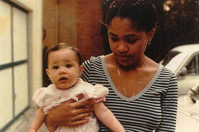 Doria holds many Meghan outside the garage of her LA home (Meg a few months old?) © 2019 by Daily Mail Onlinerechte abgeklärt.