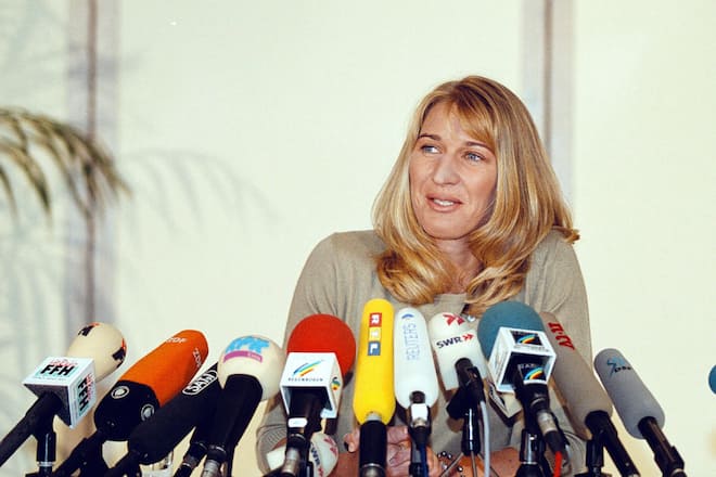 STEFFI GRAF VERKÃNDET RÃCKTRITT AUF PK IM MARRIOTT HEIDELBERG 1308899 TENNIS / TENNISSPIELERIN / SPIELERIN / ENDE / AUS / PRESSEKONFERENZ / MARRIOT HOTEL / KARRIEREENDE / KARRIERE / SCHLUSS / LAUFBAHN BEENDET / PORTRÃT / PORTRAIT / SPRECHEN IN MIKROFON / MIMIK / NACHDENKLICH / DIGIT (FOTO: DUKAS/ACTIONPRESS)