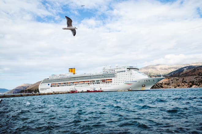 Costa Victoria am Hafen von Argostolion, Griechenland - Stars auf See 2019 - Kreuzfahrt mit Schlager bis Volksrock - Copyright Olivia Pulver