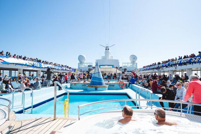 Pooldeck-Konzert die Jungen Zillertaler - Stars auf See 2019 - Kreuzfahrt mit Schlager bis Volksrock - Copyright Olivia Pulver