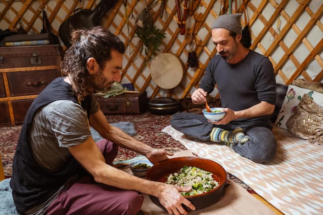 Cristian Reymond und Rolf Nungesser leben in einer Jurte. Momentan in Montagny-la-ville - 22. Dezember 2020 - Gruen Living - Copyright Olivia Pulver