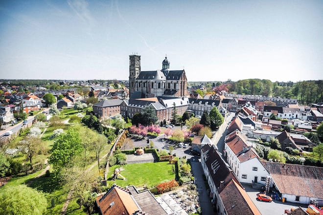 Grimbergen ist ein belgisches Abteibier, das seit 1958 durch die belgische Brauerei-Gruppe Alken-Maes gebraut wurde. Seit 2008 hält Carlsberg die internationalen Markenrechte, und das Bier wird an verschiedenen Standorten des Konzerns gebraut. Nur für den belgischen Markt wird Grimbergen weiterhin von Alken-Maes, Teil des Heineken-Konzerns, produziert.