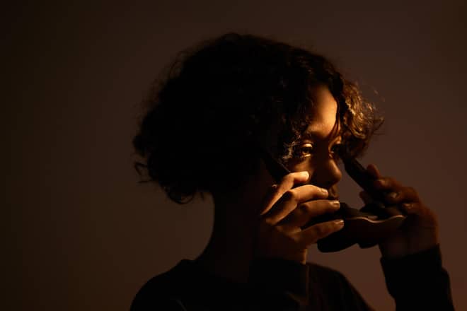 Ein Modell hält eine Lesebrille von Sol