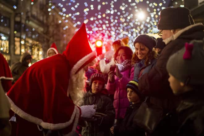 Ein Chlaus der St. Nikolausgesellschaft der Stadt Zuerich verteilt Lebkuchen am Samichlaus-Umzug durch die Bahnhofstrasse am Sonntag, 24. November 2013 in Zuerich. (KEYSTONE/Ennio Leanza)