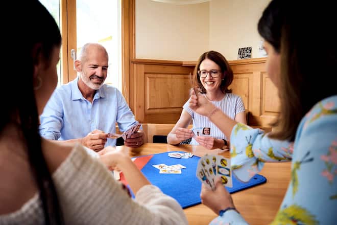 Susanne Vincenz Stauffacher, Politikerin FDP, mit Familie in Ferienwohnung, Wildhaus SG, 2021, SI 31/2021
