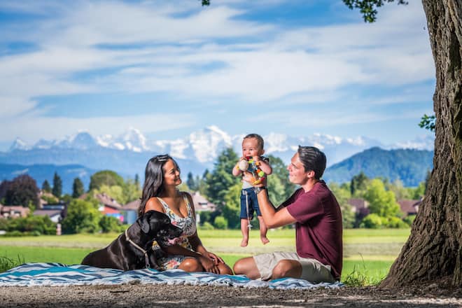 Alina Buchschacher mit Freund Fabien Papini , Baby Noah Christopher Marc, Hund und Katzen Im Park sind Sie unter Sich. Bern (BE)