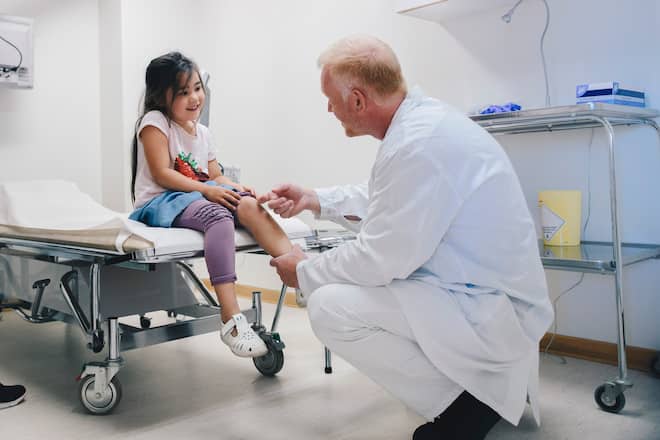 Wachstumsschmerzen treten meist im Alter zwischen zwei und zehn Jahren auf.