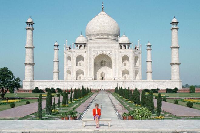 INDIA - FEBRUARY 11: Diana Princess of Wales sits in front of the Taj Mahal during a visit to India (Photo by Tim Graham Photo Library via Getty Images)