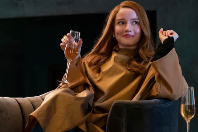 Julia Garner als Anna Sorokin in «Inventing Anna»