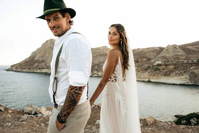 <p>Endlich Mann und Frau. Der Eishockey-Coach und Partnerin Madeleine geben sich das Jawort.</p>