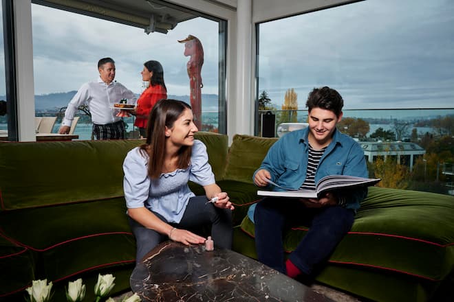 Markus und Daniela Saegmueller Gastronomen, Kinder Annina und Andri, Zollikon ZH, 2020, LIVING SI 16/2021