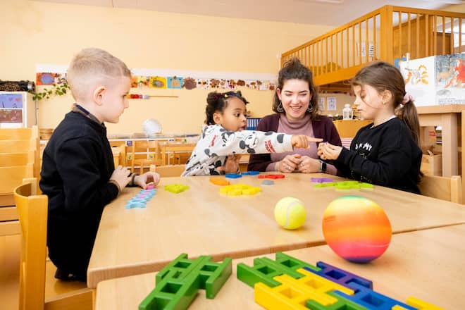 Lena Henz (angehende Kindergärtnerin) mit den Kindern