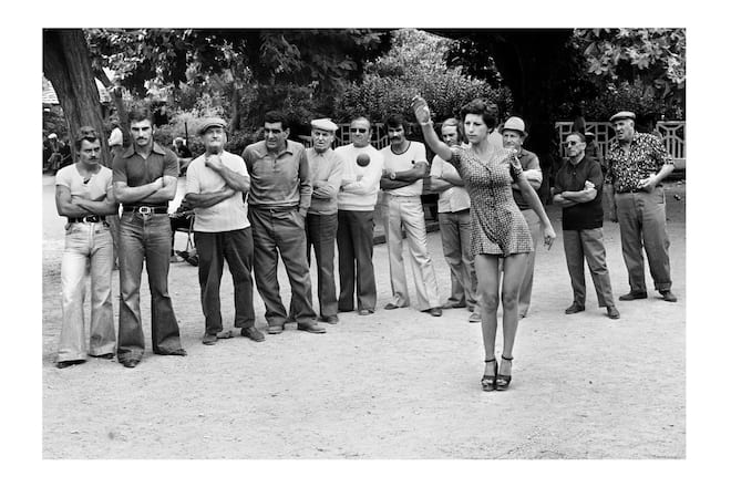 woman blaying bulle while men are watching her