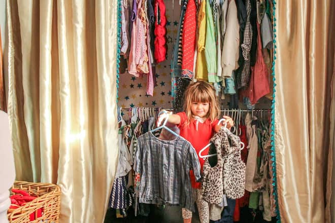 Kind vor Kleiderschrank