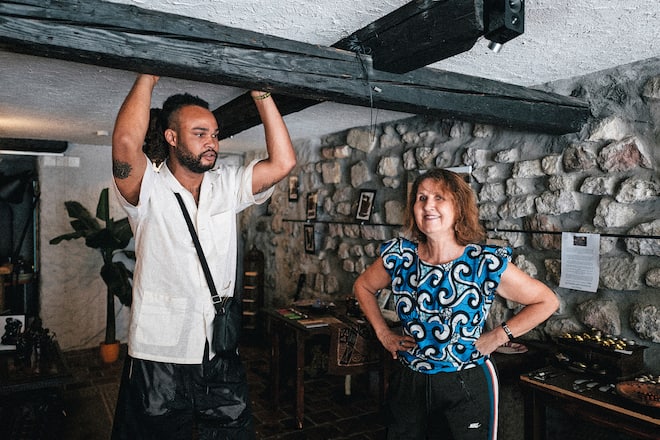 Rapper Nativ Nativ und seine Mutter in deren Laden «Baobab» in Biel