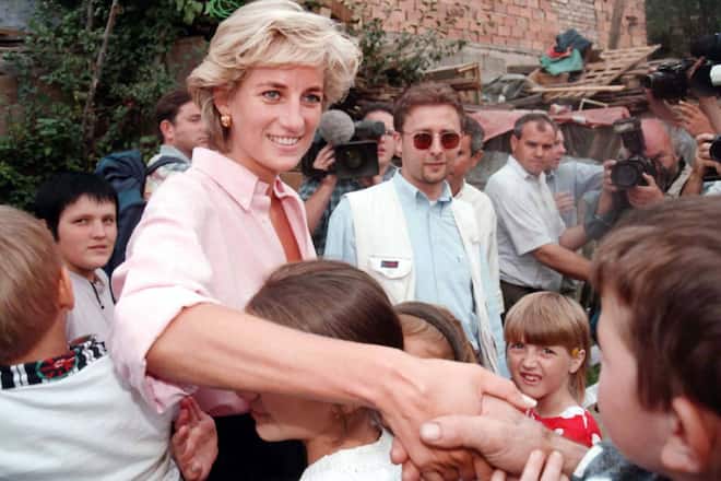 Lady Di war stets von einer Traube von Menschen umgeben.