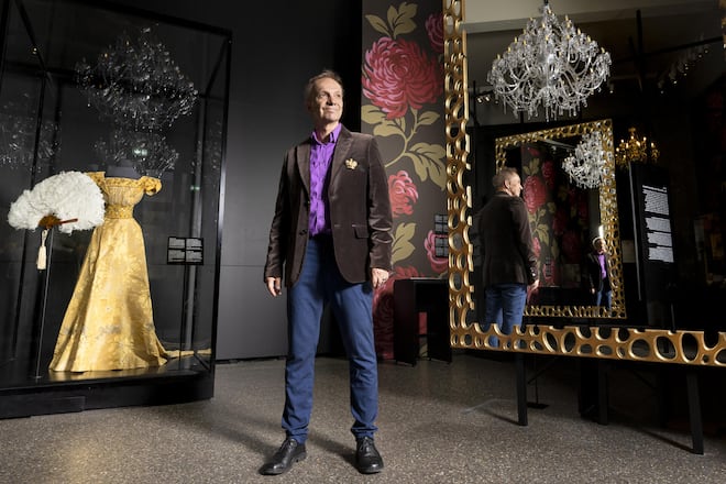 <p>Glamourös: Michael van Orsouw mit Kronenbrosche im Landesmuseum Zürich – neben einem Originalkleid von Kult-Kaiserin Sisi.</p>