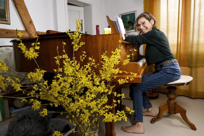 <p>Ständchen am Klavier: Sue Schell singt das Lied «I Will Rock My Heart» aus ihrem 2024 erschienenen Album «Songs for Coming Home».</p>